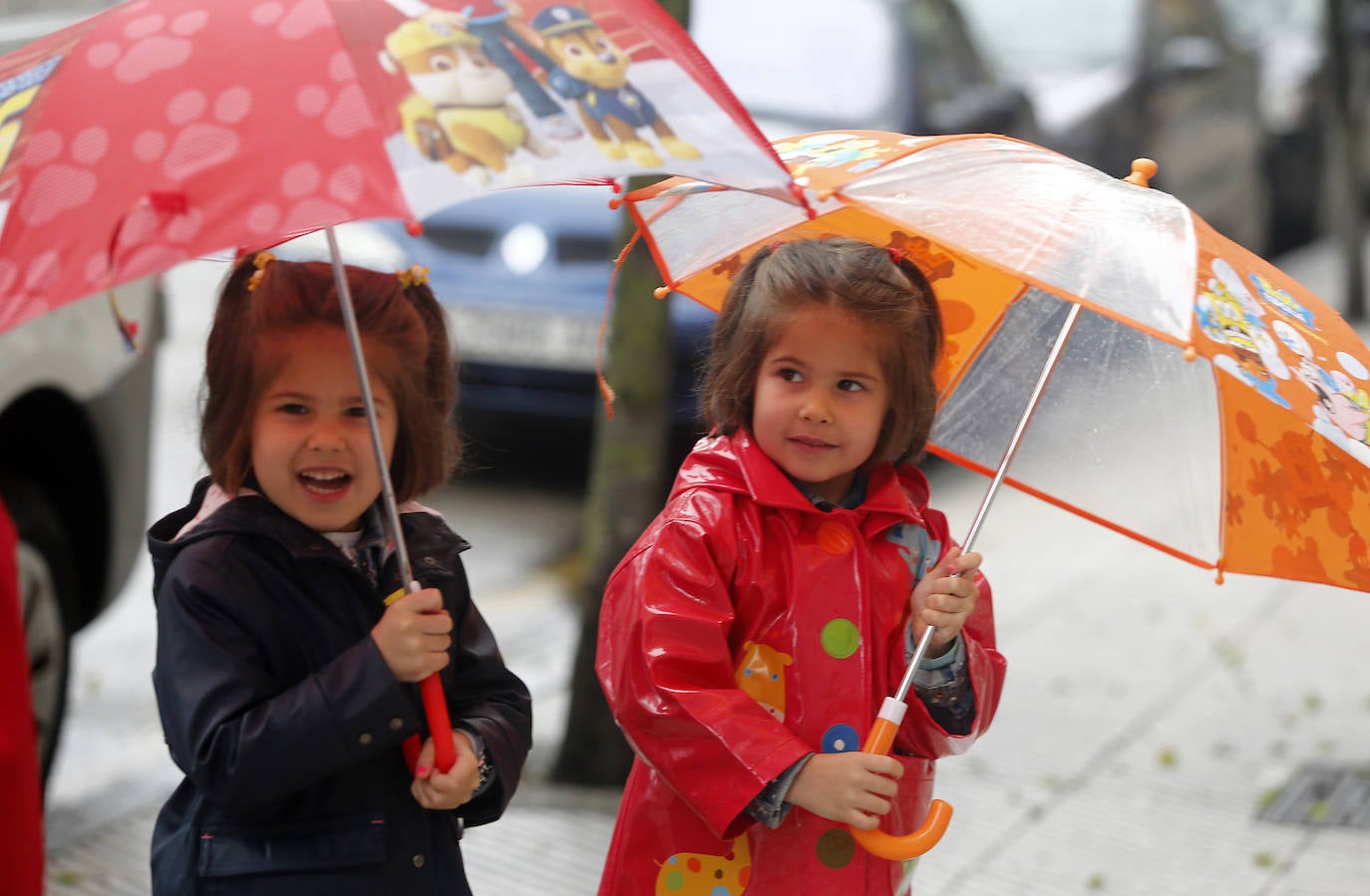 Este domingo se abrían las puertas de los hogares asturianos para que los menores de 14 años pudieran salir a la calle. Se cerraron para ellos el pasado 14 de marzo, cuando el presidente Pedro Sánchez decretaba el estado de alarma por la crisis sanitaria del coronavirus y ha tenido que pasar más de un mes para que el Gobierno diese permiso a las familias empezar a salir a la calle con los pequeños para hacer paseos cortos. Este 26 de abril se aliviaba el encierro en miles de hogares de Asturias y los pequeños han sabido aprovecharlo.