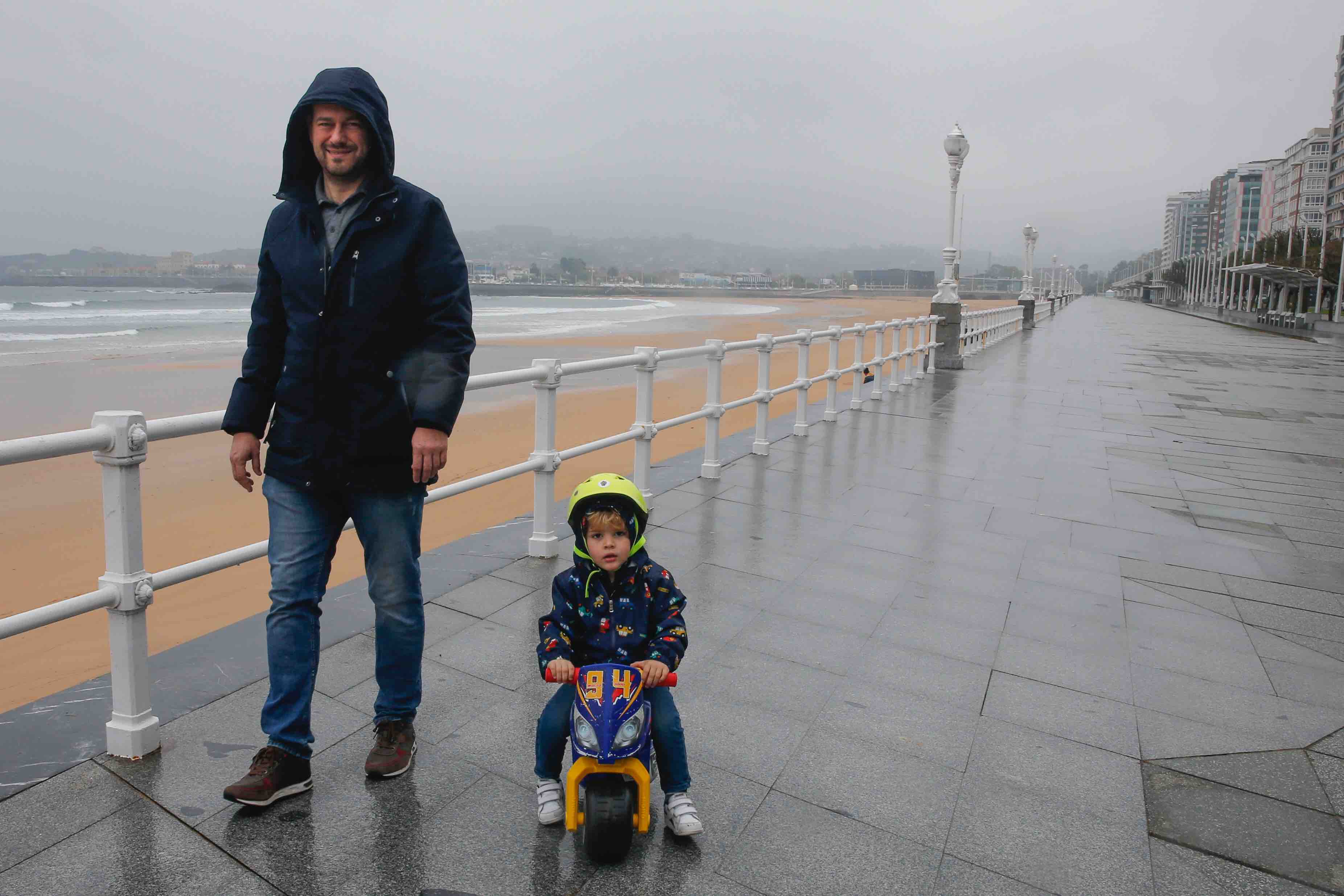 Este domingo se abrían las puertas de los hogares asturianos para que los menores de 14 años pudieran salir a la calle. Se cerraron para ellos el pasado 14 de marzo, cuando el presidente Pedro Sánchez decretaba el estado de alarma por la crisis sanitaria del coronavirus y ha tenido que pasar más de un mes para que el Gobierno diese permiso a las familias empezar a salir a la calle con los pequeños para hacer paseos cortos. Este 26 de abril se aliviaba el encierro en miles de hogares de Asturias y los pequeños han sabido aprovecharlo.