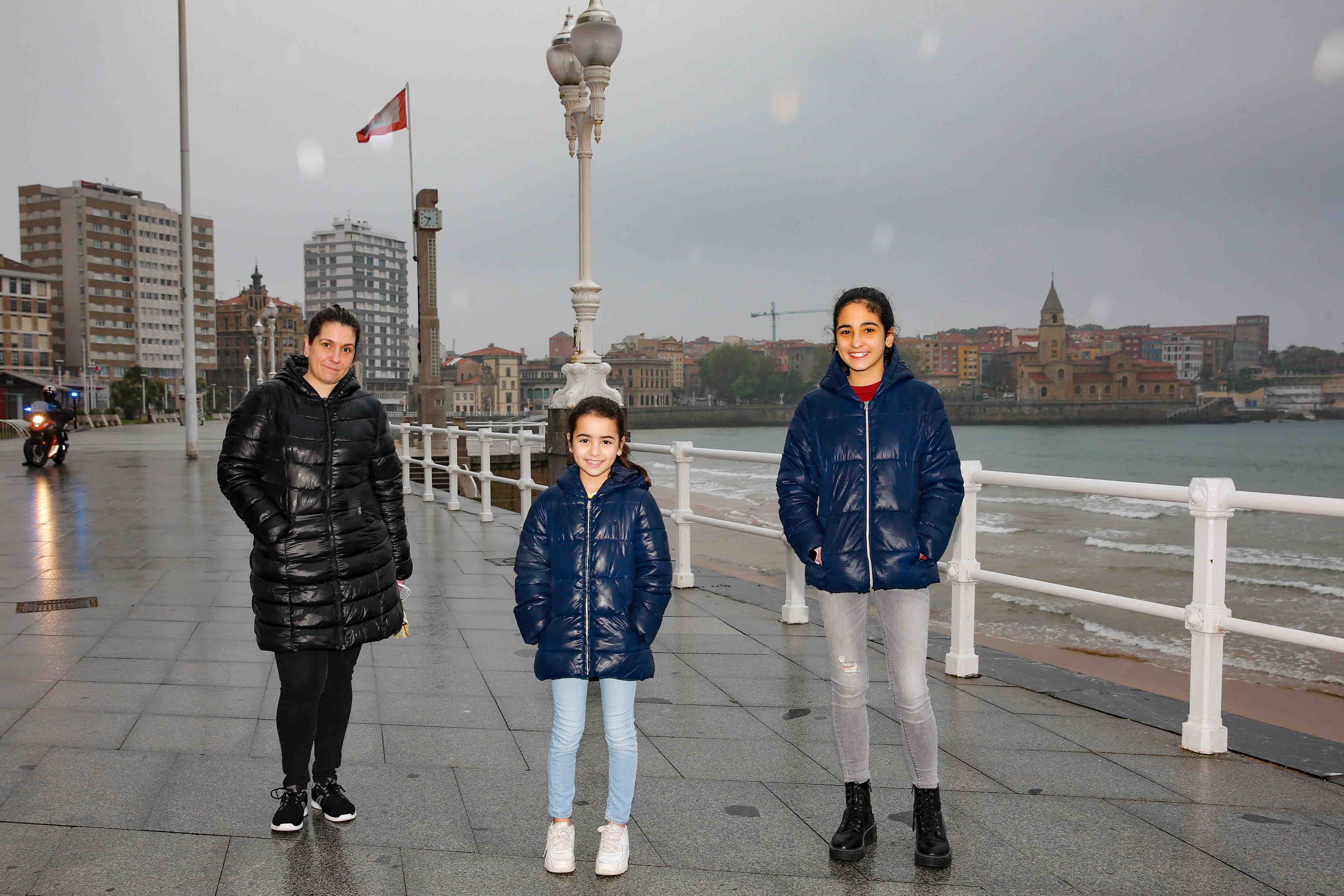 Este domingo se abrían las puertas de los hogares asturianos para que los menores de 14 años pudieran salir a la calle. Se cerraron para ellos el pasado 14 de marzo, cuando el presidente Pedro Sánchez decretaba el estado de alarma por la crisis sanitaria del coronavirus y ha tenido que pasar más de un mes para que el Gobierno diese permiso a las familias empezar a salir a la calle con los pequeños para hacer paseos cortos. Este 26 de abril se aliviaba el encierro en miles de hogares de Asturias y los pequeños han sabido aprovecharlo.