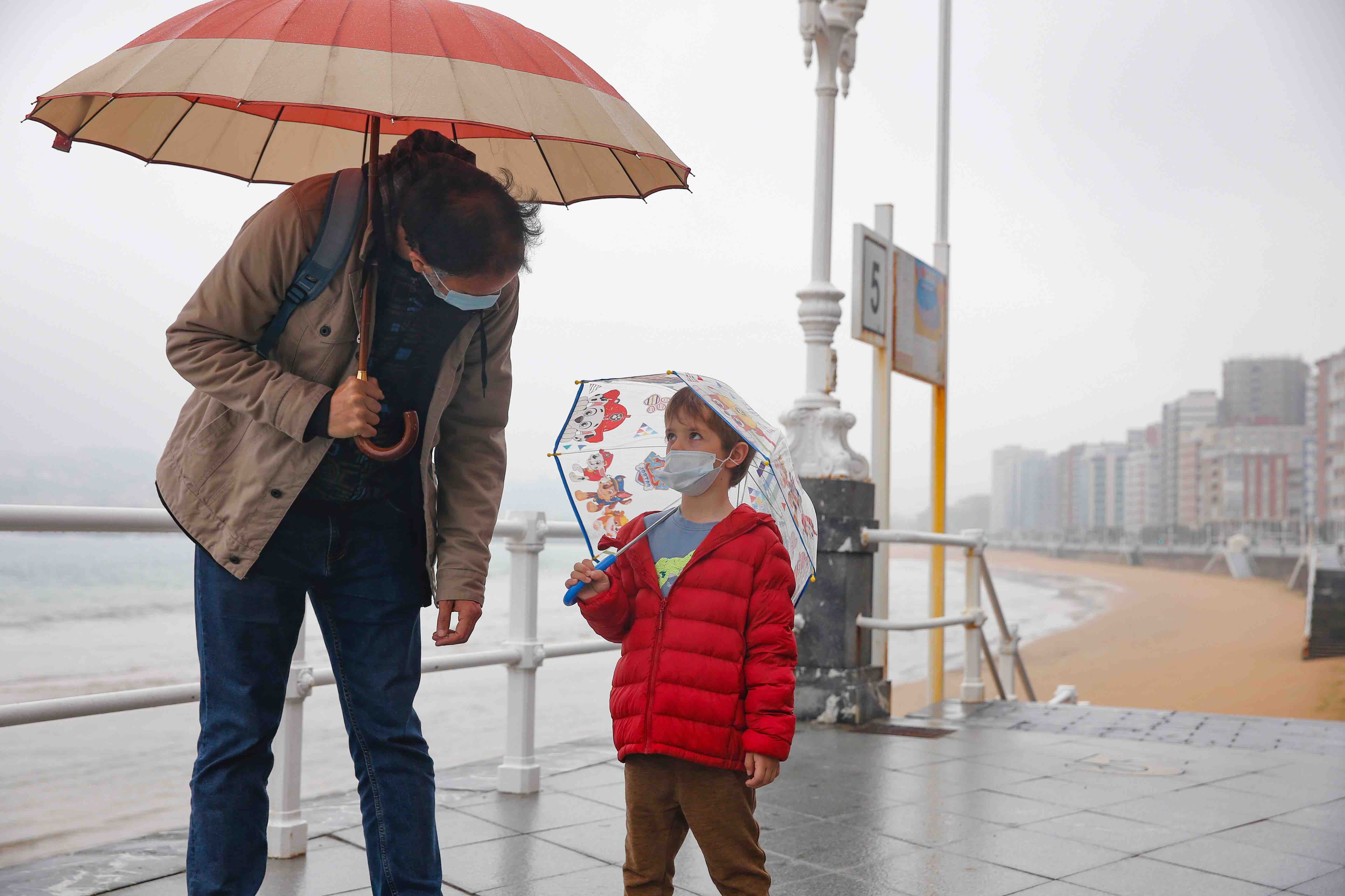 Este domingo se abrían las puertas de los hogares asturianos para que los menores de 14 años pudieran salir a la calle. Se cerraron para ellos el pasado 14 de marzo, cuando el presidente Pedro Sánchez decretaba el estado de alarma por la crisis sanitaria del coronavirus y ha tenido que pasar más de un mes para que el Gobierno diese permiso a las familias empezar a salir a la calle con los pequeños para hacer paseos cortos. Este 26 de abril se aliviaba el encierro en miles de hogares de Asturias y los pequeños han sabido aprovecharlo.