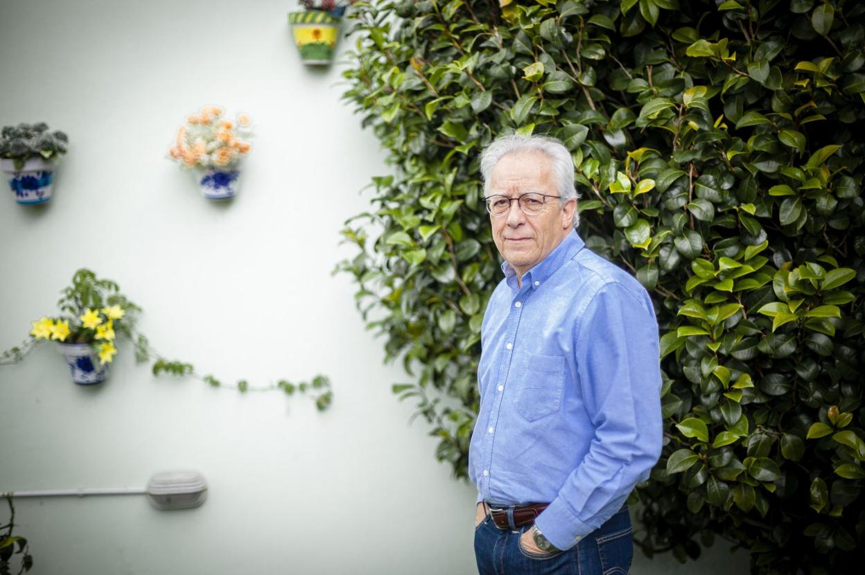 Sergio Gallego, en el jardín de su casa de Luanco, junto a un árbol de camelias. Dice que tener una zona ajardinada convierte el confinamiento «casi en un lujo». 