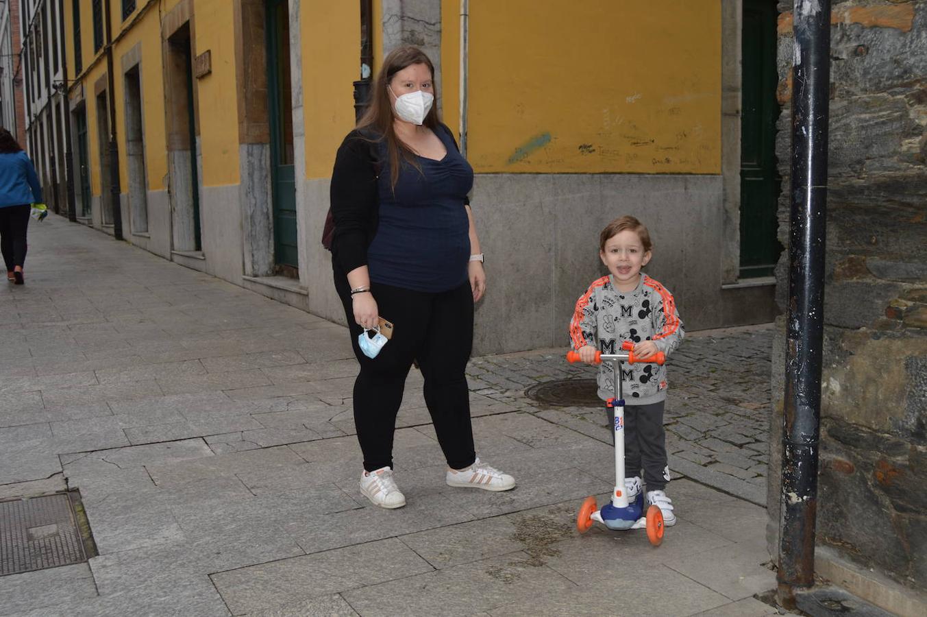 Este domingo se abrían las puertas de los hogares asturianos para que los menores de 14 años pudieran salir a la calle. Se cerraron para ellos el pasado 14 de marzo, cuando el presidente Pedro Sánchez decretaba el estado de alarma por la crisis sanitaria del coronavirus y ha tenido que pasar más de un mes para que el Gobierno diese permiso a las familias empezar a salir a la calle con los pequeños para hacer paseos cortos. Este 26 de abril se aliviaba el encierro en miles de hogares de Asturias y los pequeños han sabido aprovecharlo.