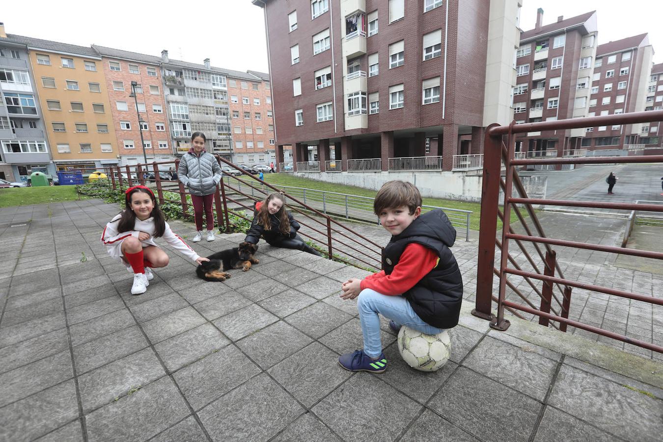 Fotos: El frío y la lluvia anima a pocos niños avilesinos a salir