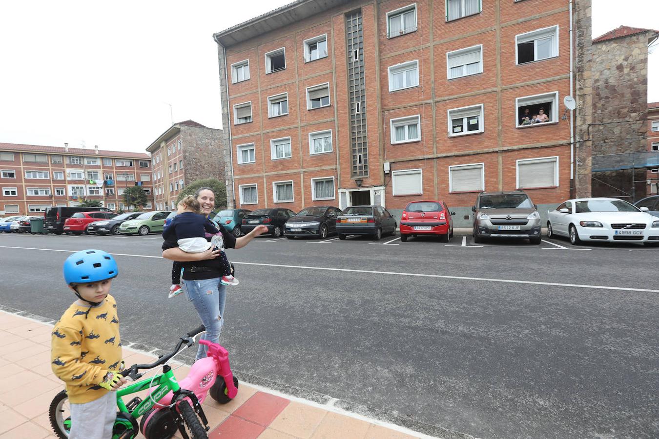 Fotos: El frío y la lluvia anima a pocos niños avilesinos a salir