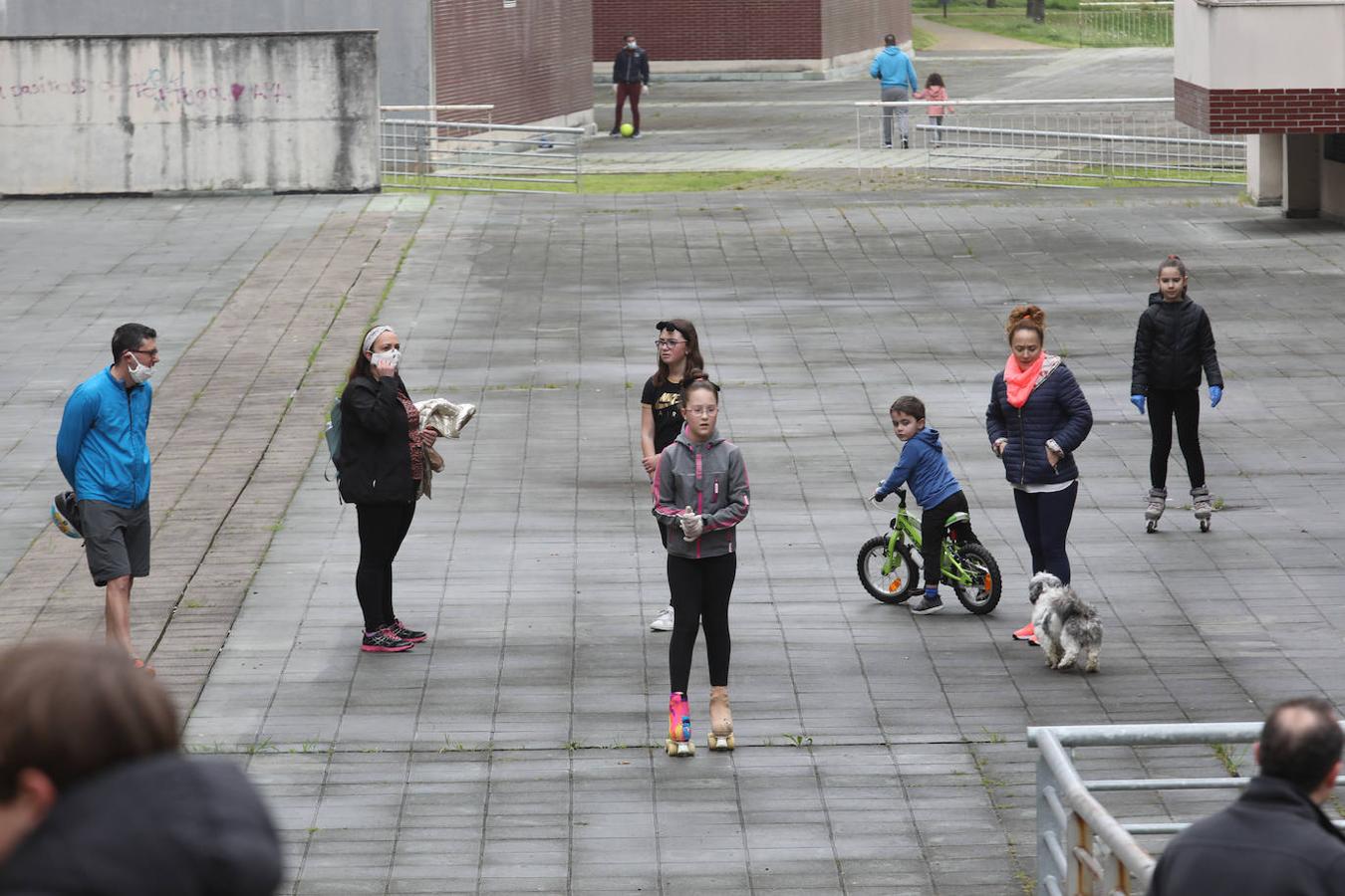 Fotos: El frío y la lluvia anima a pocos niños avilesinos a salir