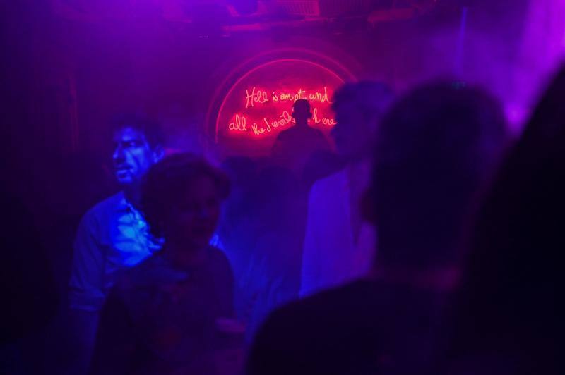 La pandemia de coronavirus ha paralizado prácticamente todo el mundo. Poco a poco se van observando síntomas de mejora, como la reapertura de los establecimientos hosteleros en China, donde comenzó la enfermedad Covid-19. No obstante, algunas personas aún no se atreven a ir a los bares con la cara descubierta y optan por las mascarillas como medidas de protección ante el coronavirus. 