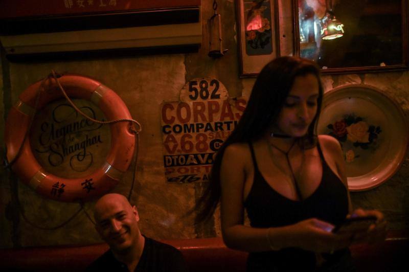 La pandemia de coronavirus ha paralizado prácticamente todo el mundo. Poco a poco se van observando síntomas de mejora, como la reapertura de los establecimientos hosteleros en China, donde comenzó la enfermedad Covid-19. No obstante, algunas personas aún no se atreven a ir a los bares con la cara descubierta y optan por las mascarillas como medidas de protección ante el coronavirus. 