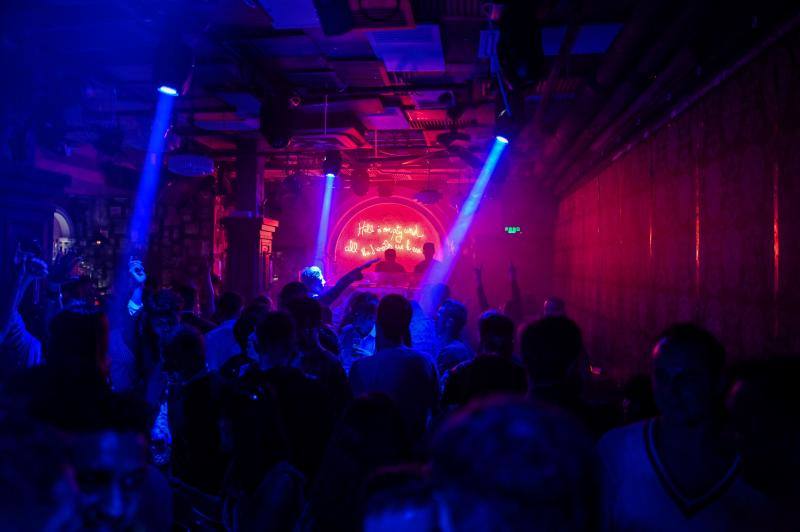 La pandemia de coronavirus ha paralizado prácticamente todo el mundo. Poco a poco se van observando síntomas de mejora, como la reapertura de los establecimientos hosteleros en China, donde comenzó la enfermedad Covid-19. No obstante, algunas personas aún no se atreven a ir a los bares con la cara descubierta y optan por las mascarillas como medidas de protección ante el coronavirus. 