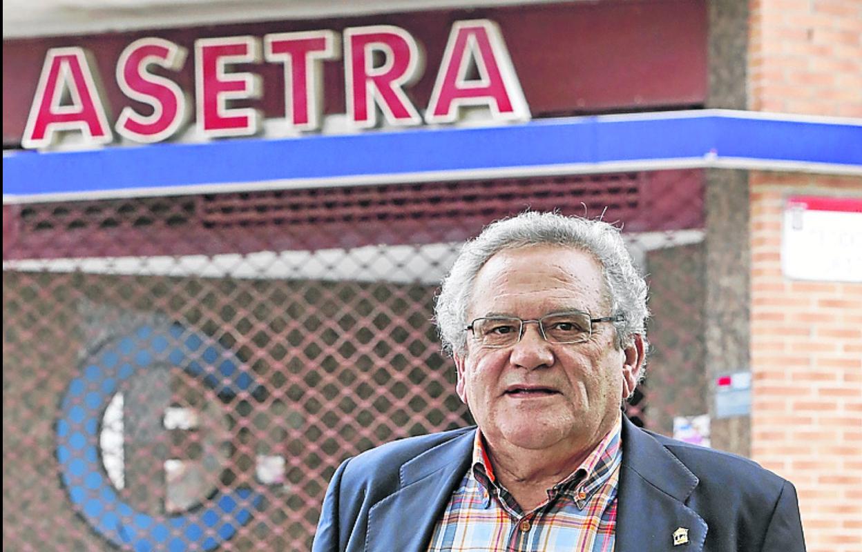 Ovidio de la Roza, ante la sede de Asetra en Gijón. 