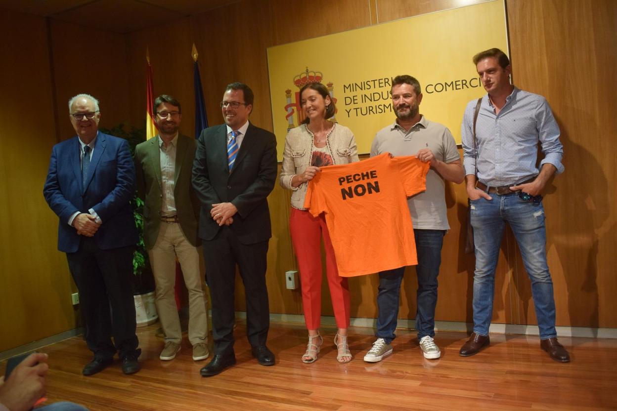 Galo Gutiérrez, Enrique Fernández, Raúl Blanco, Reyes Maroto, Juan Carlos Corbacho y José Manuel Gómez de la Uz, el pasado mes de julio, tras la firma de la venta de las plantas de Alcoa a Parter. 