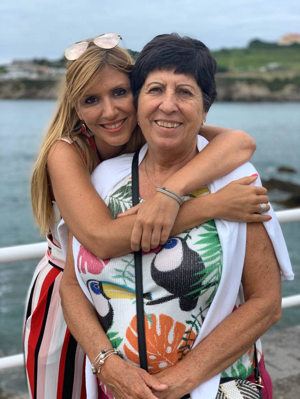 Feliz día de la madre a las dos mujeres que conozco que más se desviven por sus hij@s. Gracias por estar cerca siempre. Pronto llegarán los abrazos