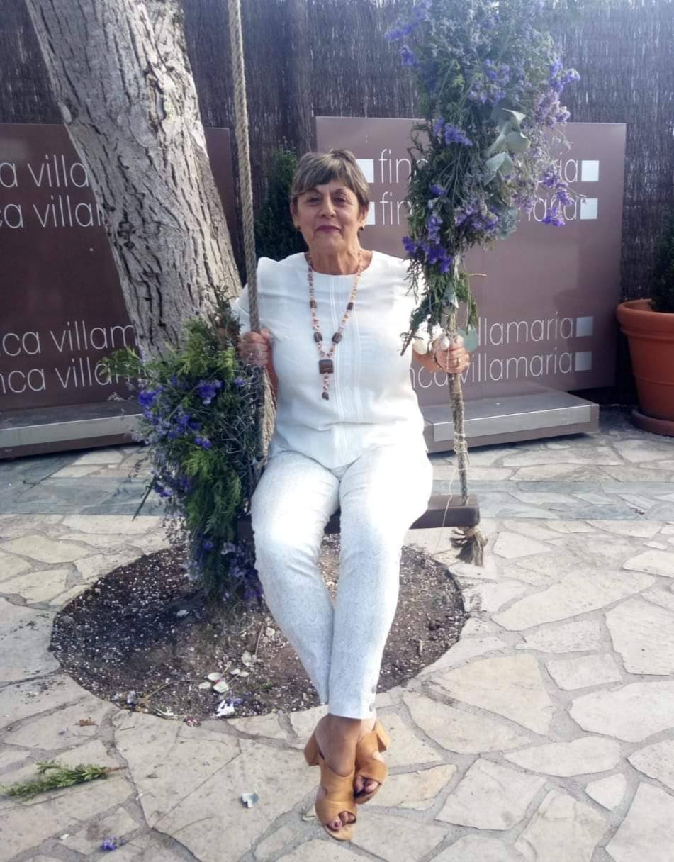 ¡Felicidades Mama! Tus hijas y nietos te echan de menos. Nos vemos pronto