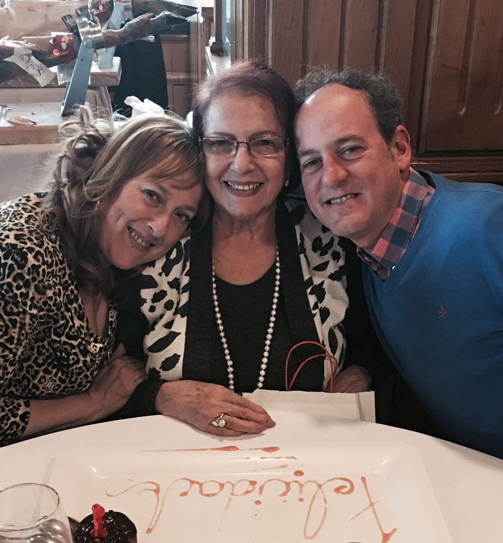 Mamá, este año te deseamos un feliz Día de la madre de esta forma tan especial. Ya queda poco para poder celebrarlo todos juntos de nuevo. ¡Te queremos!