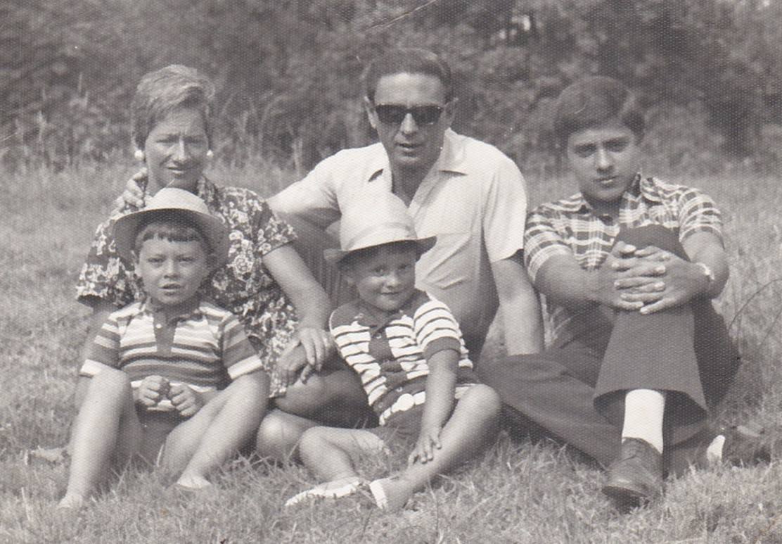 Las madres toman las manos de sus hijos por un tiempo, pero sus corazones para siempre. Te queremos mamá