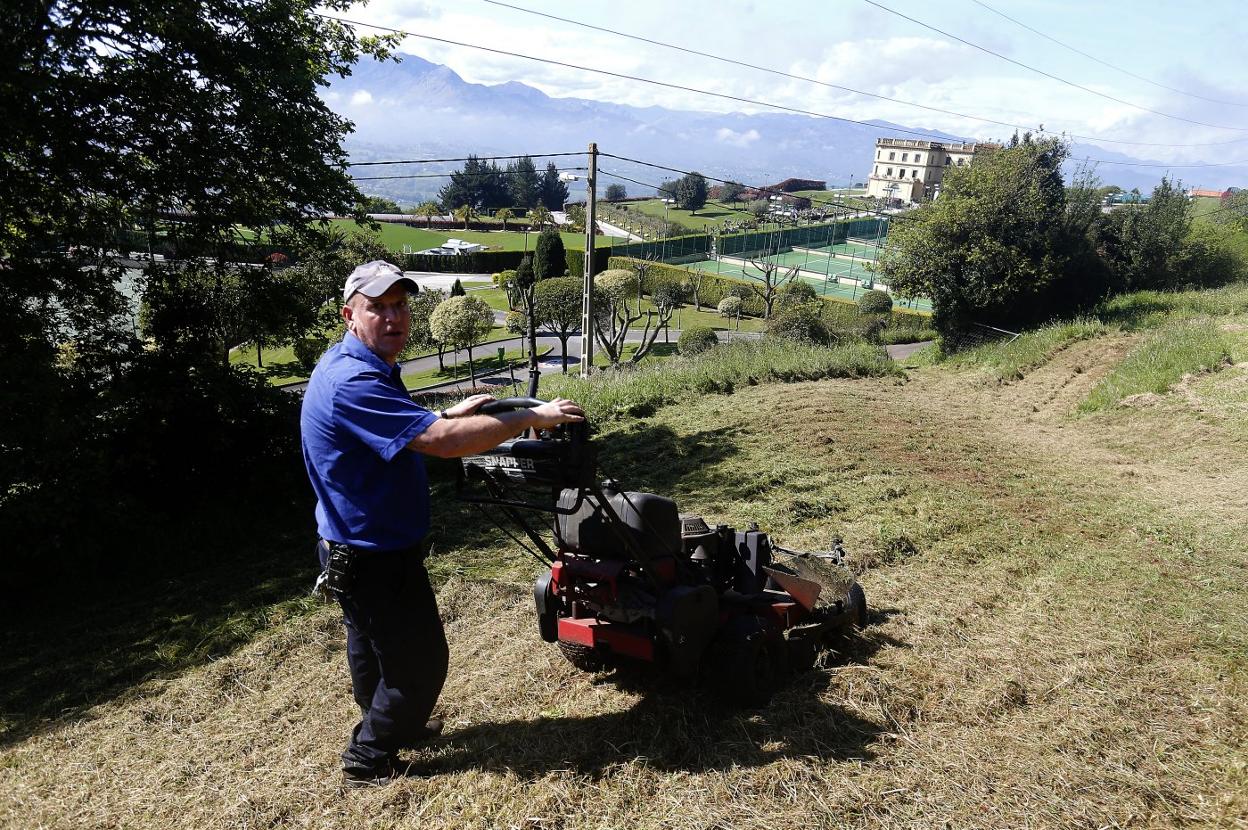 La siega es una de las labores desarrolladas estos días en el Centro Asturiano. 