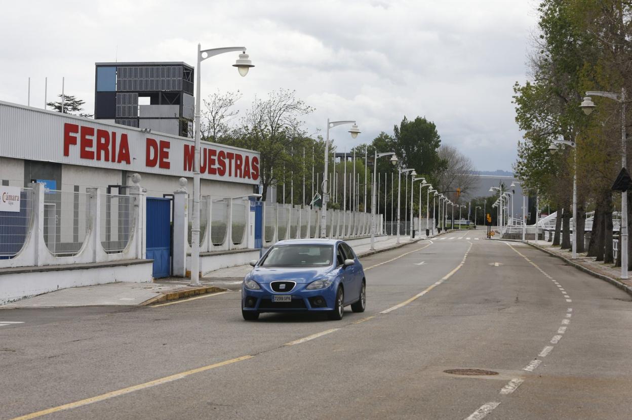 Un coche, circulando ayer por el paseo del Doctor Fleming tras la reapertura al tráfico del vial. 