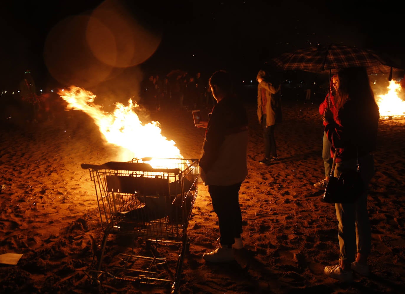 Hoguera de San Juan en la playa de Poniente. 