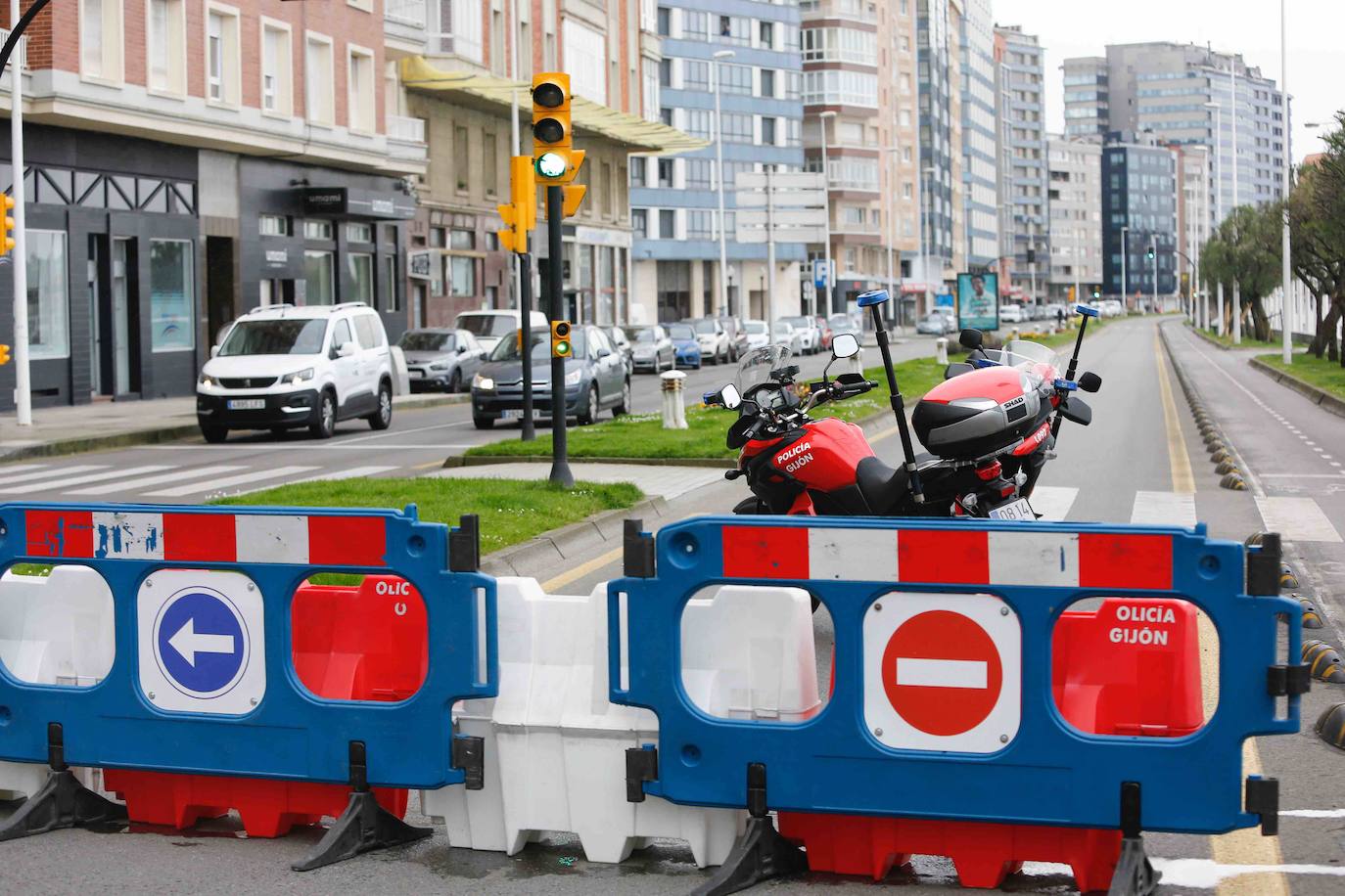 Después de casi cincuenta días de confinamiento, los asturianos continúan respetando las medidas del Estado de Alarma, a la espera de que llegue el sábado, fecha en la que se podrá salir a la calle para practicar ejercicio y dar paseos.