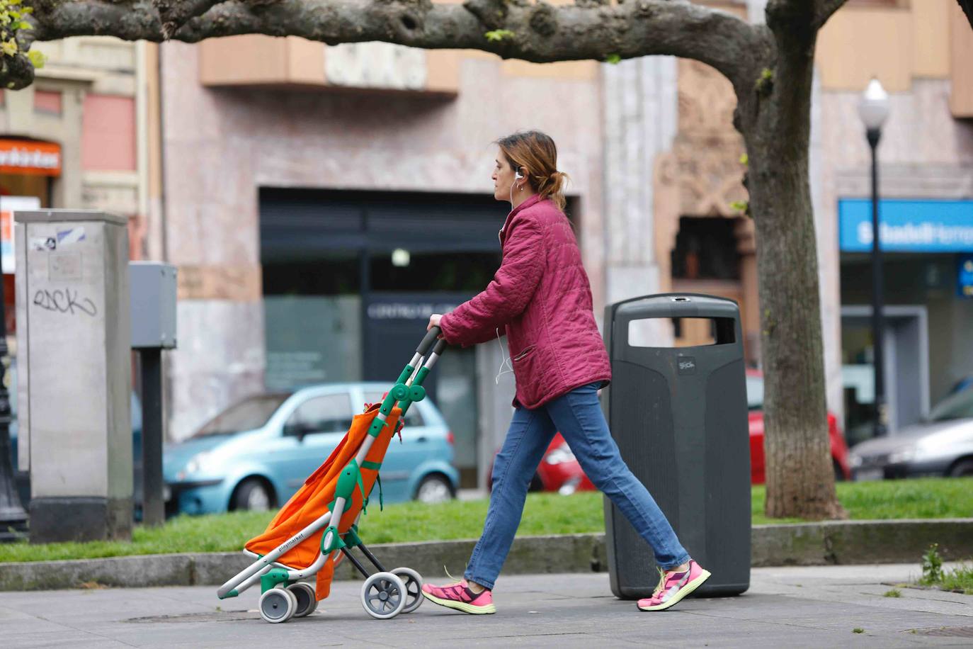 Después de casi cincuenta días de confinamiento, los asturianos continúan respetando las medidas del Estado de Alarma, a la espera de que llegue el sábado, fecha en la que se podrá salir a la calle para practicar ejercicio y dar paseos.