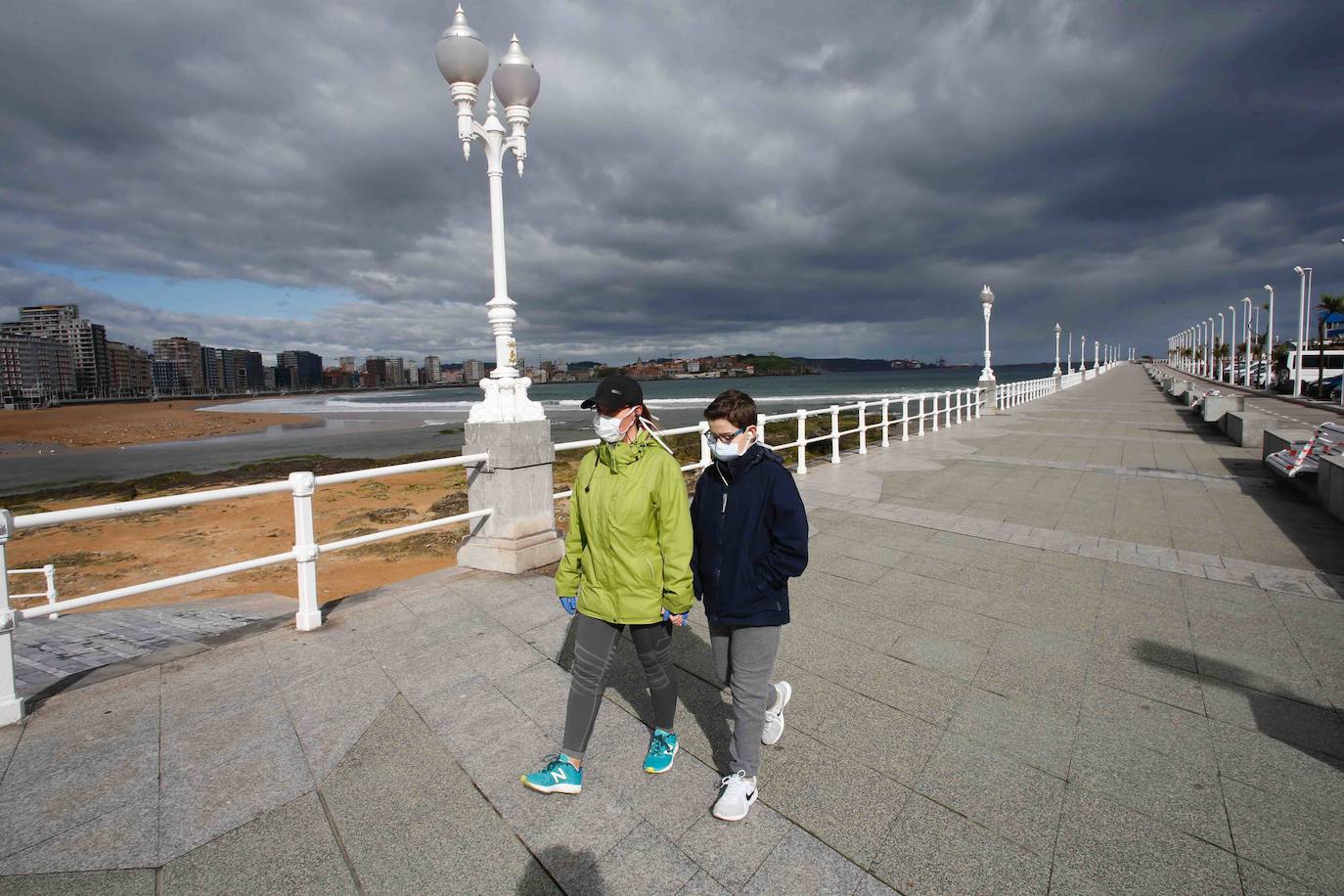 Después de casi cincuenta días de confinamiento, los asturianos continúan respetando las medidas del Estado de Alarma, a la espera de que llegue el sábado, fecha en la que se podrá salir a la calle para practicar ejercicio y dar paseos.