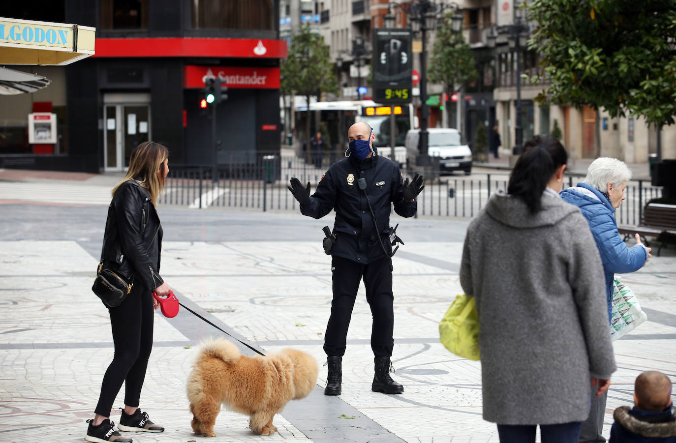 Después de casi cincuenta días de confinamiento, los asturianos continúan respetando las medidas del Estado de Alarma, a la espera de que llegue el sábado, fecha en la que se podrá salir a la calle para practicar ejercicio y dar paseos.