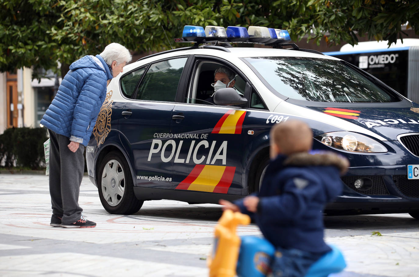 Después de casi cincuenta días de confinamiento, los asturianos continúan respetando las medidas del Estado de Alarma, a la espera de que llegue el sábado, fecha en la que se podrá salir a la calle para practicar ejercicio y dar paseos.