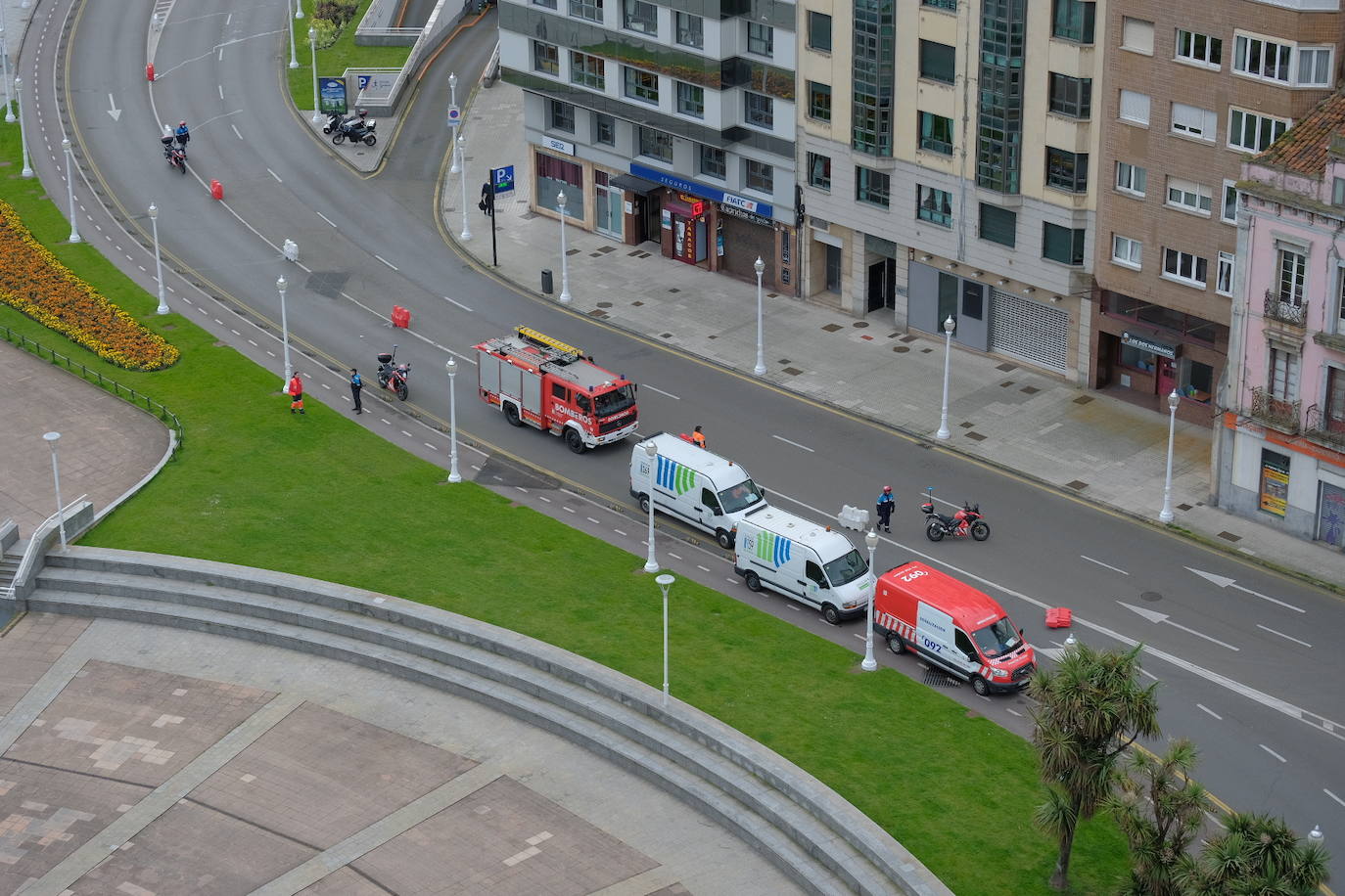 Este jueves se procedió al corte de un carril del Muro para facilitar los paseos de los ciudadanos durante la desescalada. Se trata de la vía más próxima al arenal entre Menéndez Pelayo y el Náutico.
