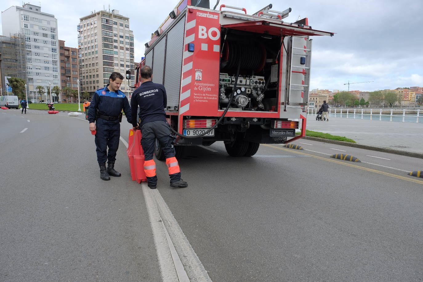 Este jueves se procedió al corte de un carril del Muro para facilitar los paseos de los ciudadanos durante la desescalada. Se trata de la vía más próxima al arenal entre Menéndez Pelayo y el Náutico.