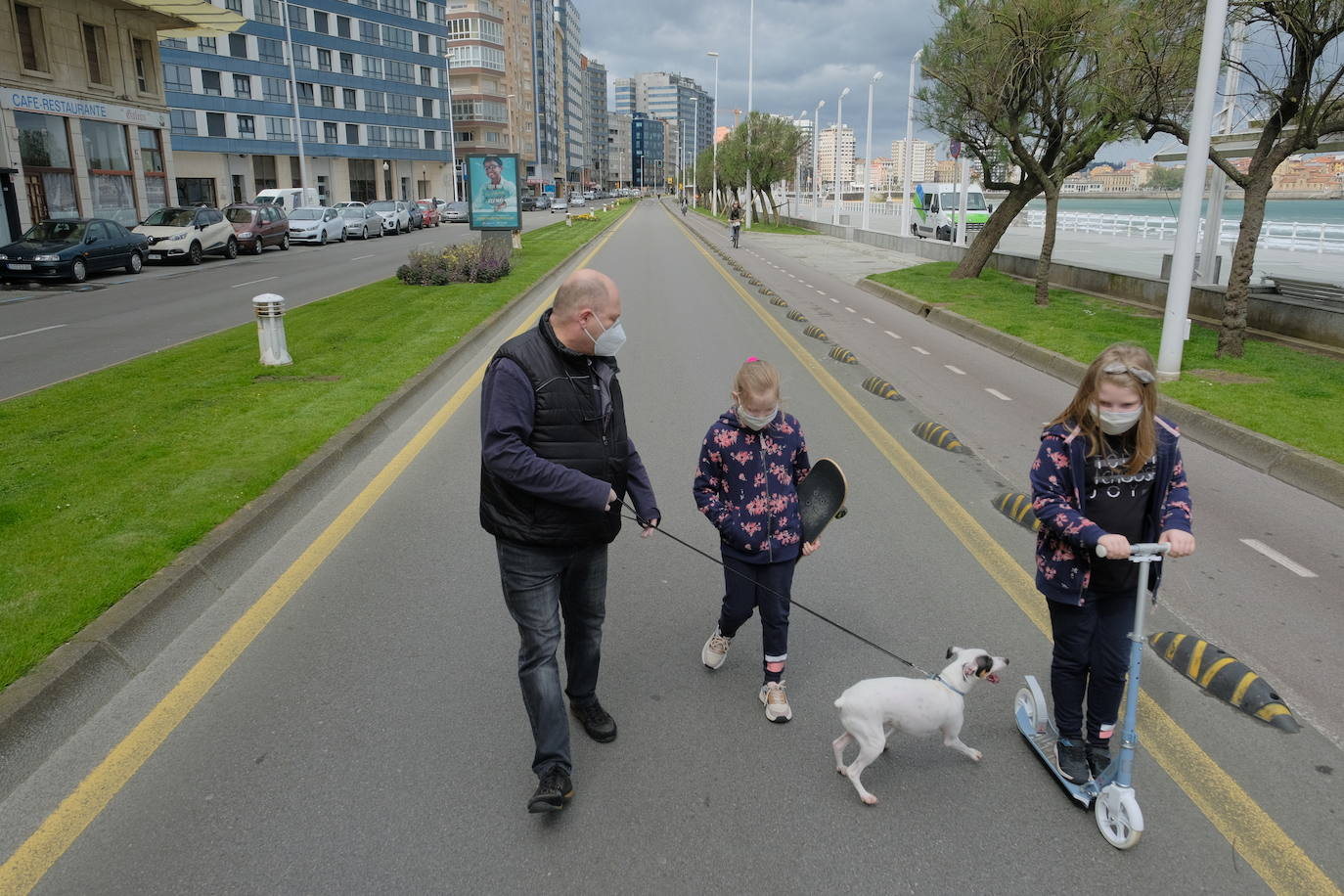 Este jueves se procedió al corte de un carril del Muro para facilitar los paseos de los ciudadanos durante la desescalada. Se trata de la vía más próxima al arenal entre Menéndez Pelayo y El Náutico.