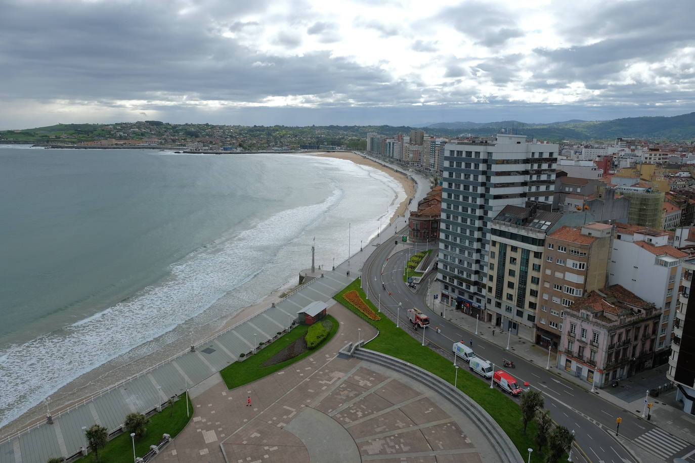 Este jueves se procedió al corte de un carril del Muro para facilitar los paseos de los ciudadanos durante la desescalada. Se trata de la vía más próxima al arenal entre Menéndez Pelayo y El Náutico.