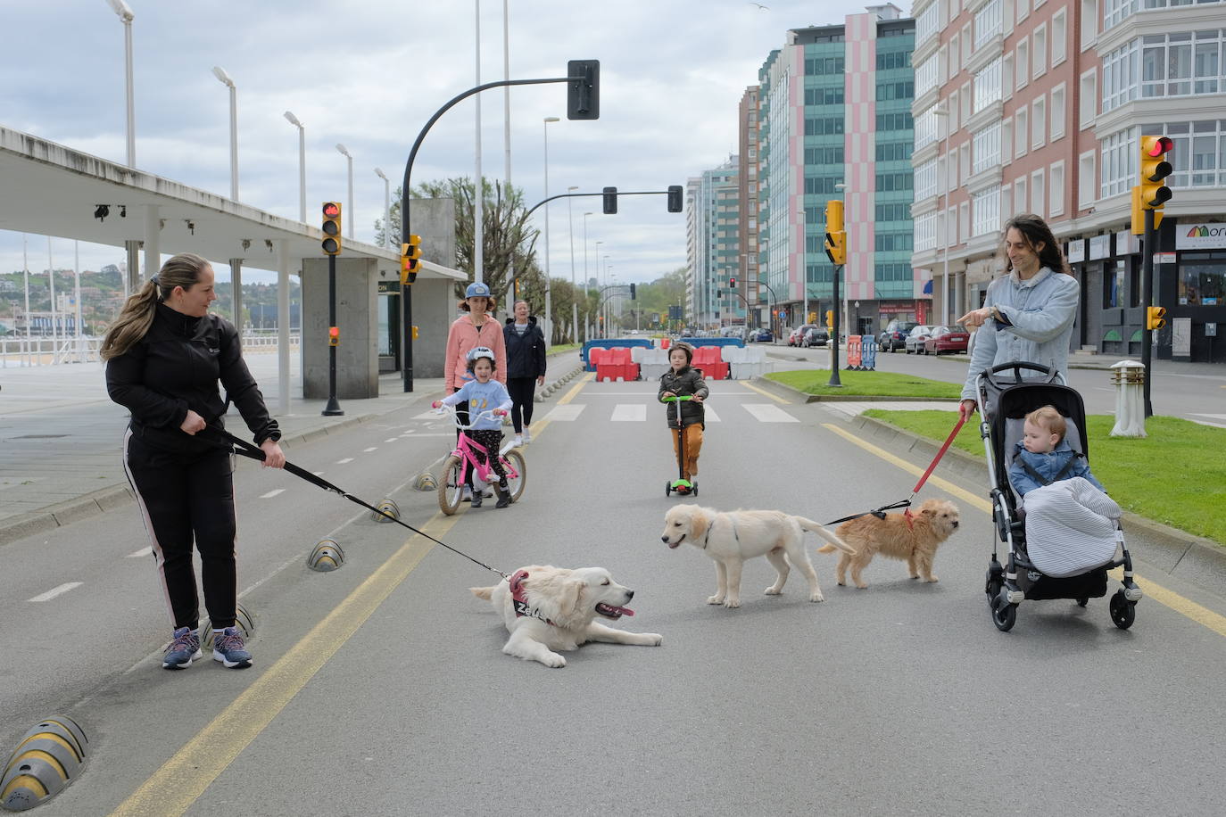 Este jueves se procedió al corte de un carril del Muro para facilitar los paseos de los ciudadanos durante la desescalada. Se trata de la vía más próxima al arenal entre Menéndez Pelayo y El Náutico.