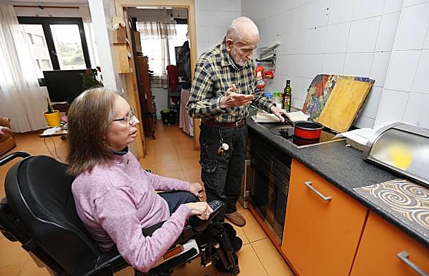 Elizabeth y su tío Roberto, en casa. Lola celebra sus 80 años (dcha). 