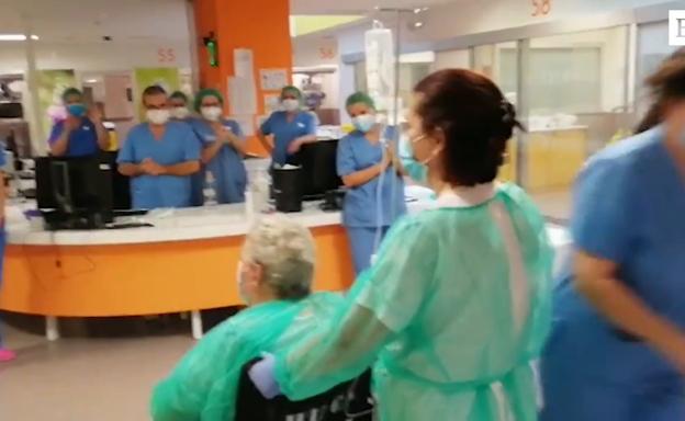 VÍDEO | Emotiva despedida de los sanitarios a un vecino de Trubia de 80 años que acaba de salir de la UCI