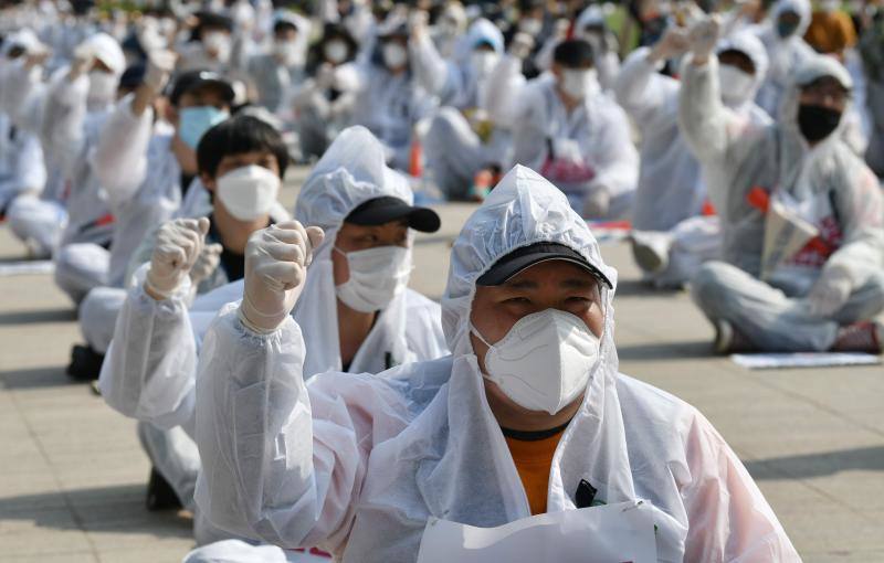 El coronavirus ha dejado imágenes insólitas durante las manifestaciones del 1 de mayo, Día del Trabajador, en todo el mundo. Eso sí, no ha podido con las protestas de países como Grecia, Turquía, Pakistán, Corea del Sur, Lituania o España.