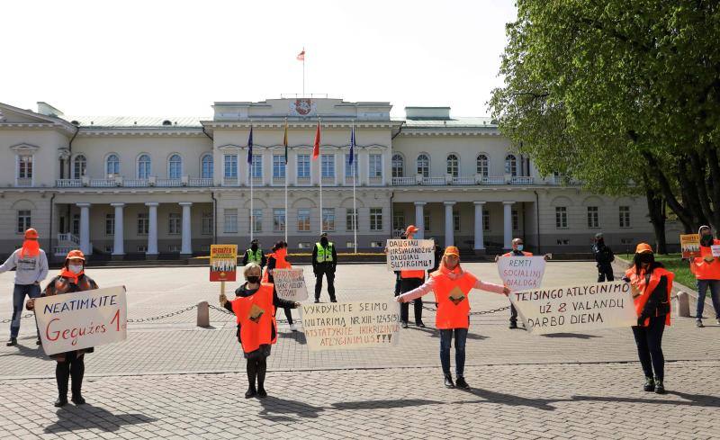 El coronavirus ha dejado imágenes insólitas durante las manifestaciones del 1 de mayo, Día del Trabajador, en todo el mundo. Eso sí, no ha podido con las protestas de países como Grecia, Turquía, Pakistán, Corea del Sur, Lituania o España.