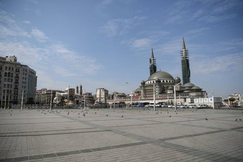 El coronavirus ha dejado imágenes insólitas durante las manifestaciones del 1 de mayo, Día del Trabajador, en todo el mundo. Eso sí, no ha podido con las protestas de países como Grecia, Turquía, Pakistán, Corea del Sur, Lituania o España.