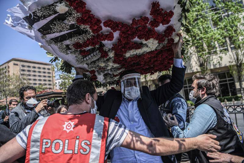 El coronavirus ha dejado imágenes insólitas durante las manifestaciones del 1 de mayo, Día del Tabajador, en todo el mundo. Eso sí, no ha podido con las protestas de países como Grecia, Turquía, Pakistán, Corea del Sur, Lituania o España.