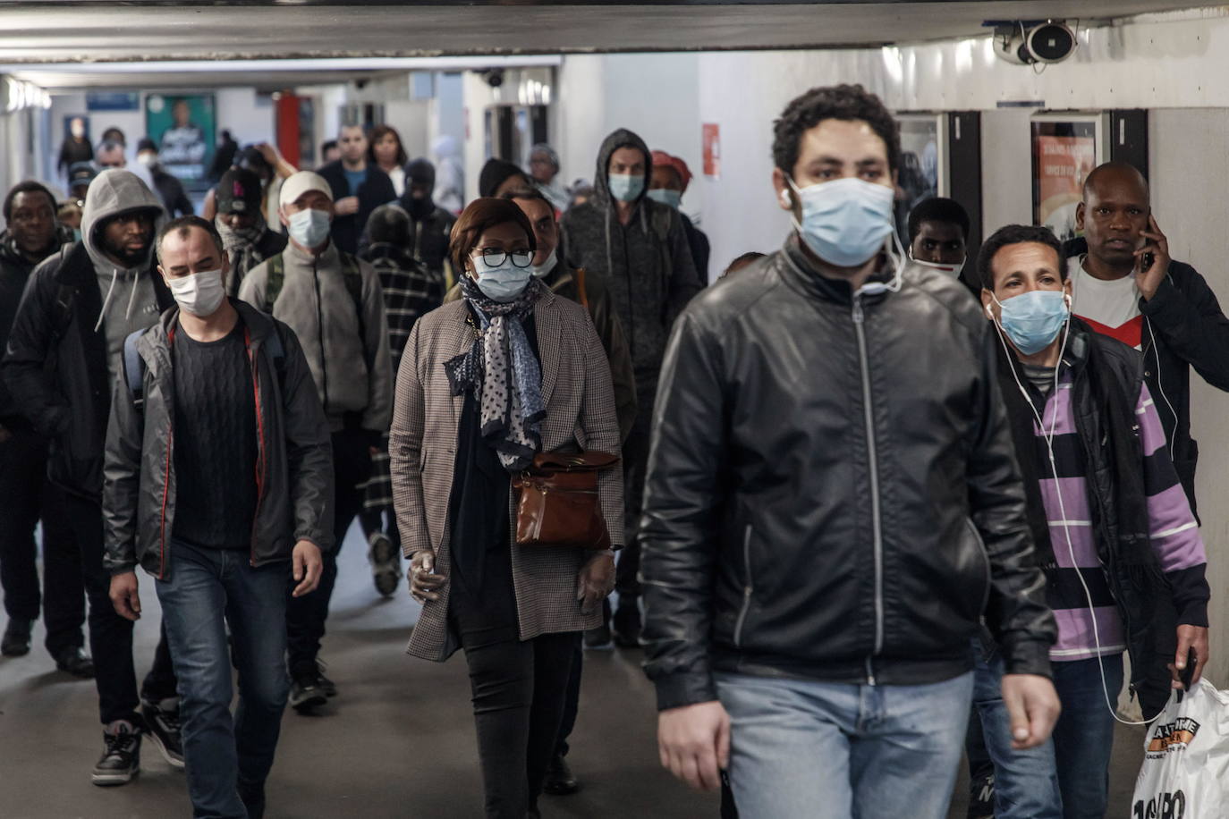 Las calles de todo el mundo se han llenado de las más variopintas mascarillas, desde las reivindicativas hasta la 'patriótica' mascarilla de la portavoz de Vox en el Congreso de los Diputados, Macarena Olona