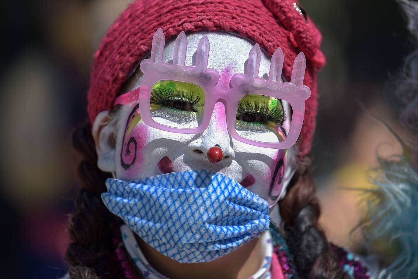 Las calles de todo el mundo se han llenado de las más variopintas mascarillas, desde las reivindicativas hasta la 'patriótica' mascarilla de la portavoz de Vox en el Congreso de los Diputados, Macarena Olona