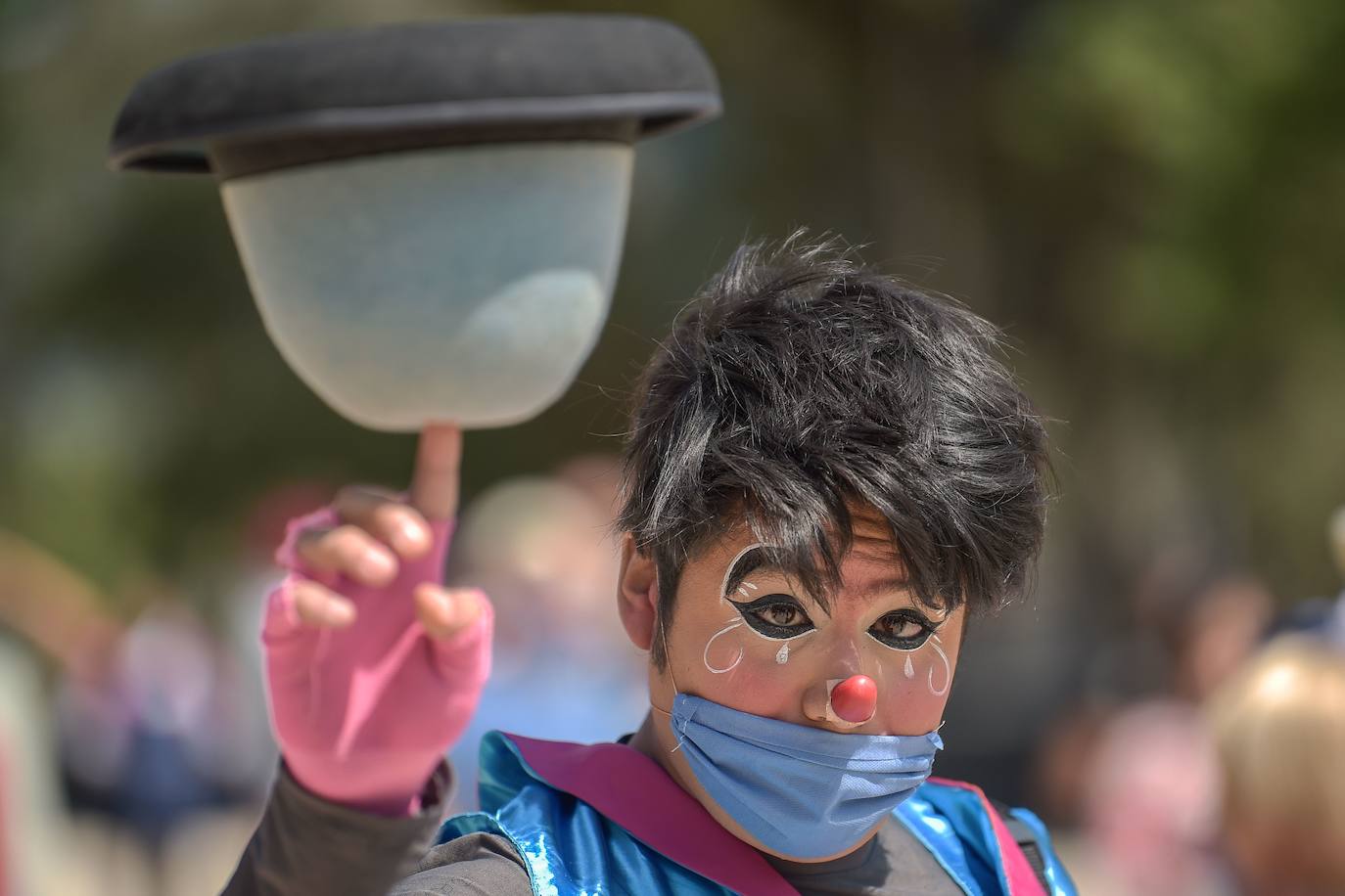 Las calles de todo el mundo se han llenado de las más variopintas mascarillas, desde las reivindicativas hasta la 'patriótica' mascarilla de la portavoz de Vox en el Congreso de los Diputados, Macarena Olona