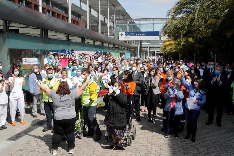 El hospital de campaña de Ifema, conocido como 'hospital milagro', cierra este viernes, 1 de mayo, con un acto solemne en homenaje a los sanitarios y tras haber superado los 4.000 pacientes atendidos durante su actividad. El acto de clausura se ha convertido en polémico para la oposición, sindicatos y redes sociales, que han acusado a la presidenta madrileña, Isabel Díaz Ayuso, de haber faltado al respeto a sanitarios y a todos los ciudadanos por haber organizado un «espectáculo» multitudinario para dar por cerrado el hospital provisional de Ifema.