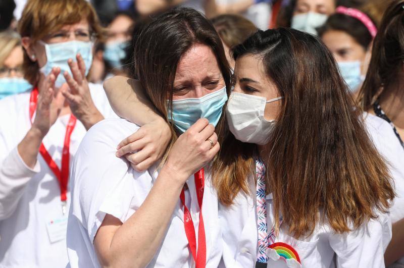 El hospital de campaña de Ifema, conocido como 'hospital milagro', cierra este viernes, 1 de mayo, con un acto solemne en homenaje a los sanitarios y tras haber superado los 4.000 pacientes atendidos durante su actividad. El acto de clausura se ha convertido en polémico para la oposición, sindicatos y redes sociales, que han acusado a la presidenta madrileña, Isabel Díaz Ayuso, de haber faltado al respeto a sanitarios y a todos los ciudadanos por haber organizado un «espectáculo» multitudinario para dar por cerrado el hospital provisional de Ifema.