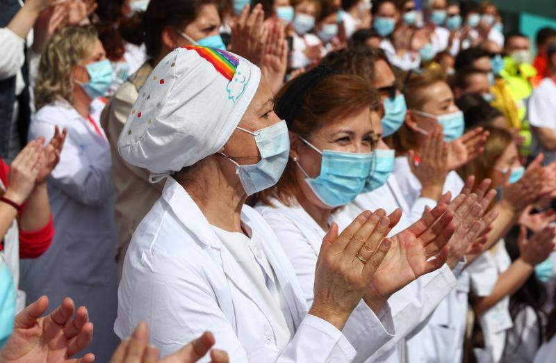 El hospital de campaña de Ifema, conocido como 'hospital milagro', cierra este viernes, 1 de mayo, con un acto solemne en homenaje a los sanitarios y tras haber superado los 4.000 pacientes atendidos durante su actividad. El acto de clausura se ha convertido en polémico para la oposición, sindicatos y redes sociales, que han acusado a la presidenta madrileña, Isabel Díaz Ayuso, de haber faltado al respeto a sanitarios y a todos los ciudadanos por haber organizado un «espectáculo» multitudinario para dar por cerrado el hospital provisional de Ifema.