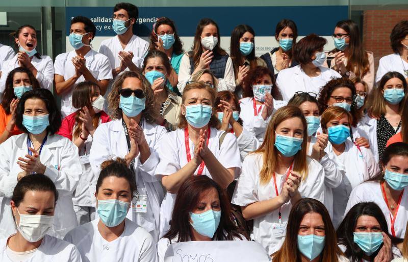 El hospital de campaña de Ifema, conocido como 'hospital milagro', cierra este viernes, 1 de mayo, con un acto solemne en homenaje a los sanitarios y tras haber superado los 4.000 pacientes atendidos durante su actividad. El acto de clausura se ha convertido en polémico para la oposición, sindicatos y redes sociales, que han acusado a la presidenta madrileña, Isabel Díaz Ayuso, de haber faltado al respeto a sanitarios y a todos los ciudadanos por haber organizado un «espectáculo» multitudinario para dar por cerrado el hospital provisional de Ifema.