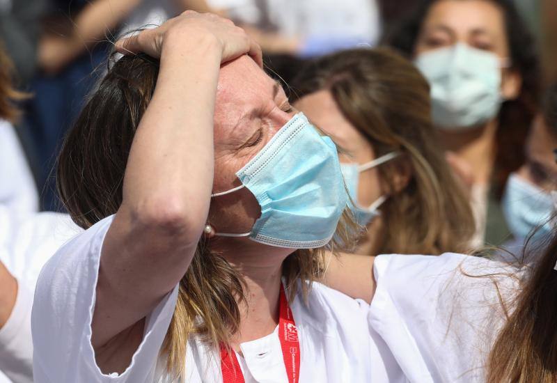 El hospital de campaña de Ifema, conocido como 'hospital milagro', cierra este viernes, 1 de mayo, con un acto solemne en homenaje a los sanitarios y tras haber superado los 4.000 pacientes atendidos durante su actividad. El acto de clausura se ha convertido en polémico para la oposición, sindicatos y redes sociales, que han acusado a la presidenta madrileña, Isabel Díaz Ayuso, de haber faltado al respeto a sanitarios y a todos los ciudadanos por haber organizado un «espectáculo» multitudinario para dar por cerrado el hospital provisional de Ifema.