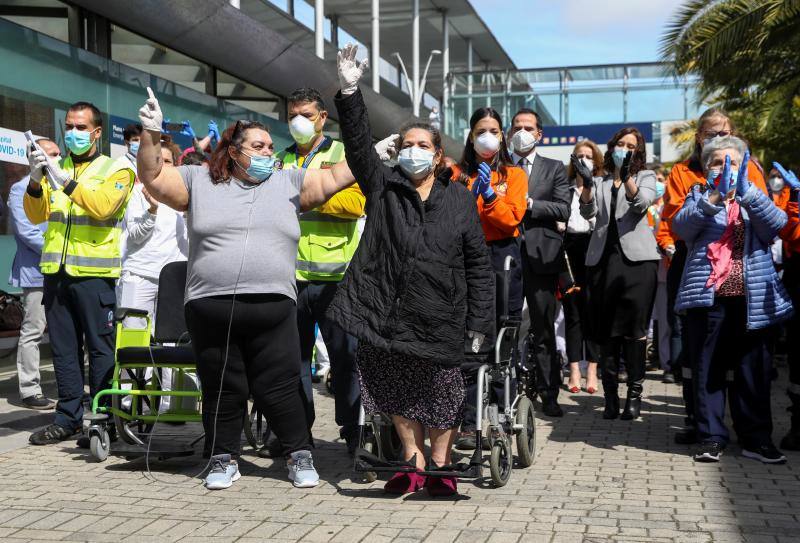 El hospital de campaña de Ifema, conocido como 'hospital milagro', cierra este viernes, 1 de mayo, con un acto solemne en homenaje a los sanitarios y tras haber superado los 4.000 pacientes atendidos durante su actividad. El acto de clausura se ha convertido en polémico para la oposición, sindicatos y redes sociales, que han acusado a la presidenta madrileña, Isabel Díaz Ayuso, de haber faltado al respeto a sanitarios y a todos los ciudadanos por haber organizado un «espectáculo» multitudinario para dar por cerrado el hospital provisional de Ifema.