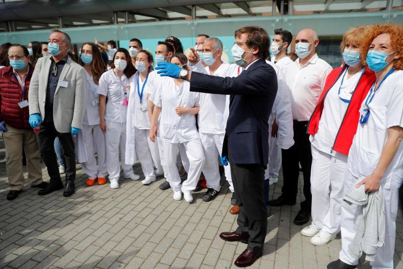 El hospital de campaña de Ifema, conocido como 'hospital milagro', cierra este viernes, 1 de mayo, con un acto solemne en homenaje a los sanitarios y tras haber superado los 4.000 pacientes atendidos durante su actividad. El acto de clausura se ha convertido en polémico para la oposición, sindicatos y redes sociales, que han acusado a la presidenta madrileña, Isabel Díaz Ayuso, de haber faltado al respeto a sanitarios y a todos los ciudadanos por haber organizado un «espectáculo» multitudinario para dar por cerrado el hospital provisional de Ifema.