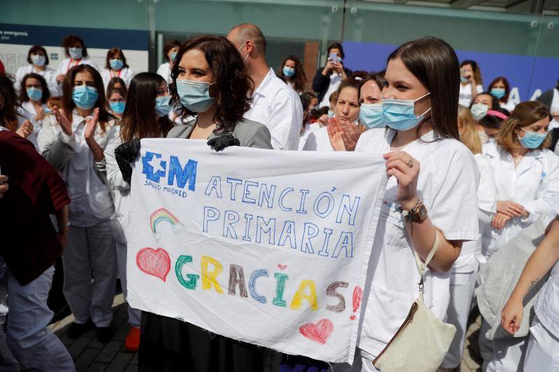 El hospital de campaña de Ifema, conocido como 'hospital milagro', cierra este viernes, 1 de mayo, con un acto solemne en homenaje a los sanitarios y tras haber superado los 4.000 pacientes atendidos durante su actividad. El acto de clausura se ha convertido en polémico para la oposición, sindicatos y redes sociales, que han acusado a la presidenta madrileña, Isabel Díaz Ayuso, de haber faltado al respeto a sanitarios y a todos los ciudadanos por haber organizado un «espectáculo» multitudinario para dar por cerrado el hospital provisional de Ifema.