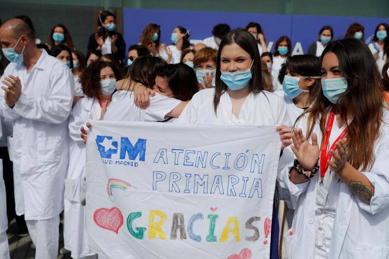 El hospital de campaña de Ifema, conocido como 'hospital milagro', cierra este viernes, 1 de mayo, con un acto solemne en homenaje a los sanitarios y tras haber superado los 4.000 pacientes atendidos durante su actividad. El acto de clausura se ha convertido en polémico para la oposición, sindicatos y redes sociales, que han acusado a la presidenta madrileña, Isabel Díaz Ayuso, de haber faltado al respeto a sanitarios y a todos los ciudadanos por haber organizado un «espectáculo» multitudinario para dar por cerrado el hospital provisional de Ifema.