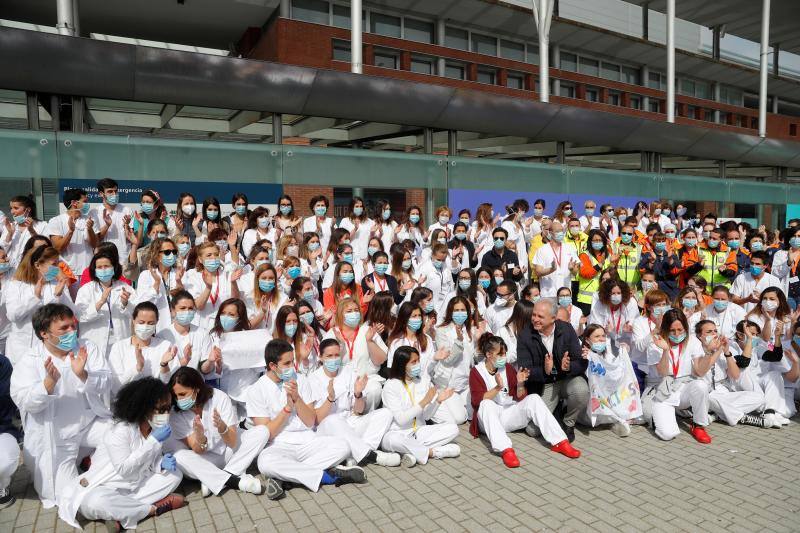 El hospital de campaña de Ifema, conocido como 'hospital milagro', cierra este viernes, 1 de mayo, con un acto solemne en homenaje a los sanitarios y tras haber superado los 4.000 pacientes atendidos durante su actividad. El acto de clausura se ha convertido en polémico para la oposición, sindicatos y redes sociales, que han acusado a la presidenta madrileña, Isabel Díaz Ayuso, de haber faltado al respeto a sanitarios y a todos los ciudadanos por haber organizado un «espectáculo» multitudinario para dar por cerrado el hospital provisional de Ifema.